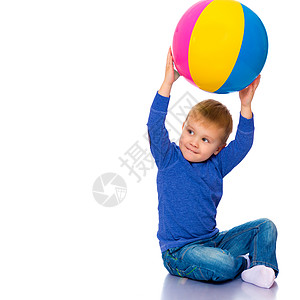 有个小男孩在玩球闲暇幸福活动足球团队竞赛行动孩子训练护胫图片