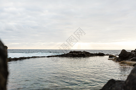 西班牙加那利群岛Tenerife日落时的旧石头码头太阳海洋假期岩石风景海浪蓝色天空热带旅游图片