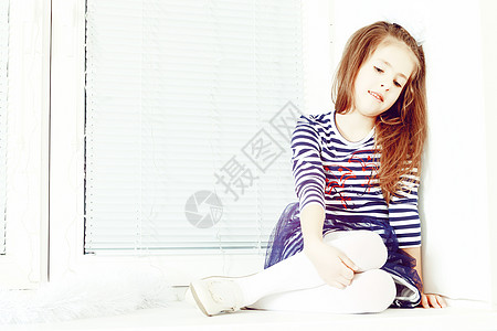 坐在窗边的可怜小女孩头发房间快乐白色童年房子女孩窗台调子创造力图片