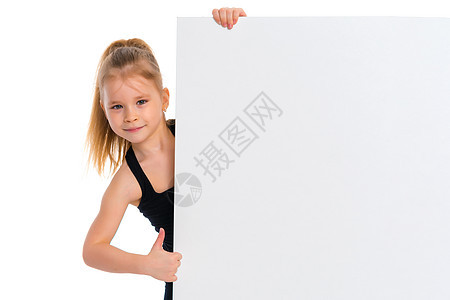 有个小女孩从空的横幅后面看明信片展示微笑广告幸福木板手指女孩床单纸板图片