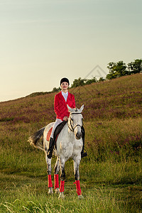 骑红马的女骑士 骑马 赛马 骑马的人运动动物帽子女孩骑士女性骑师哺乳动物马具马背图片