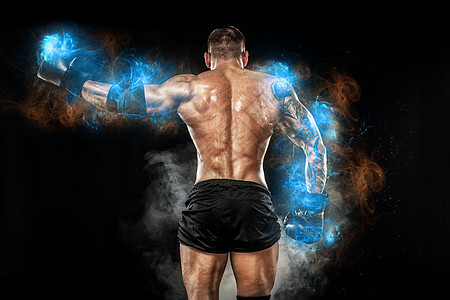 蓝色能量灯的运动员健美运动员 摆在黑色背景上的拳击男子 运动型男 健身肌肉男 运动理念图片