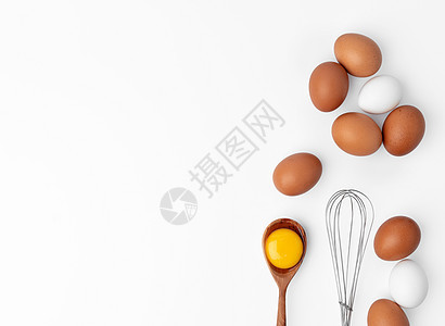 白色背景上隔离的新鲜新鸡蛋器具工具面包奶油棕色黄色食物烹饪鞭打搅拌机图片