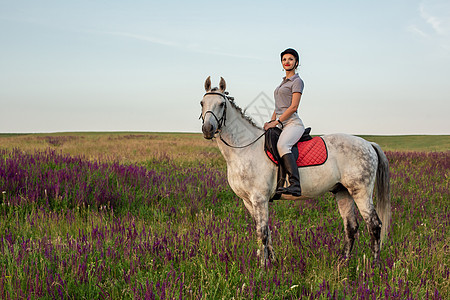 穿制服骑马的女骑手在户外骑马舞步活动骑士闲暇快乐骑手动物女孩帽子训练图片