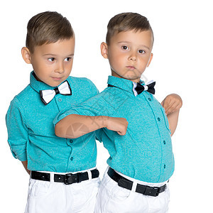 两个可悲的双子星男孩青年童年家庭悲伤公园沉思男性孤独孩子们白色图片