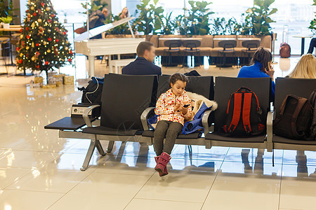 机场可爱的黑发美女小女孩女性假期航班孩子乘客手提箱行李旅游女孩大厅图片