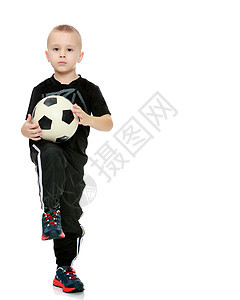 那个小男孩手里拿着球的小男孩男性足球活动青年游戏微笑运动童年乐趣孩子图片