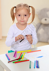 女孩用标记画画孩子们儿童白色乐趣地面婴儿教育童年绘画托儿所图片