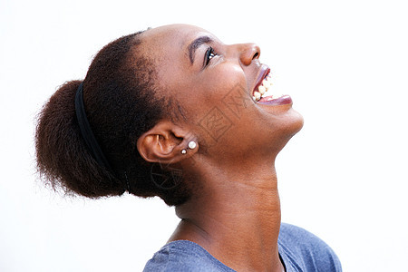 美丽的非洲年轻女士笑着仰望的肖像简图 女青年白色幸福喜悦快乐女孩黑色微笑女性闲暇图片