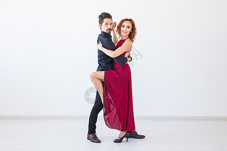 浪漫 社交舞蹈 人的概念 — 一对夫妇在白色背景下跳萨尔萨舞 基宗巴舞或探戈舞 有复制空间图片