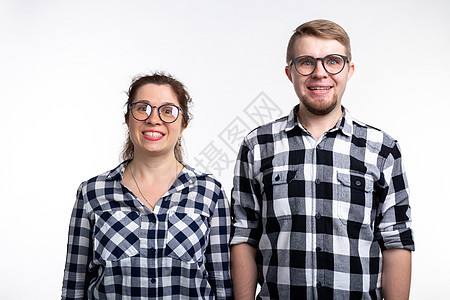 人 书呆子和教育概念     两个长着白色背景的笑脸的学生男性眼镜男人女孩沉思极客挑战成人格子快乐图片