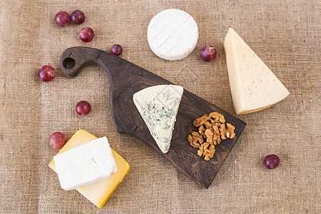 各种乳酪 蓝奶酪和葡萄及坚果酿饼木板农场面包派对早餐食物味道小吃奶制品坚果图片