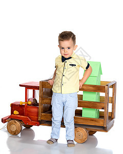 有个小男孩在玩玩具车车库赛车轿车幸福轮子踏板旅行机器引擎车轮图片