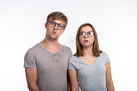 教育 人的概念几个戴眼镜的年轻人看上去像书呆子 站在白背景上站着 笑声男性男朋友极客男人女士学生成人惊喜知识图书图片