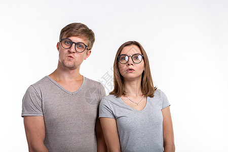 教育 人的概念几个戴眼镜的年轻人看上去像书呆子 站在白背景上站着 笑声图书学校极客学习女性女士知识浪漫朋友们学生图片