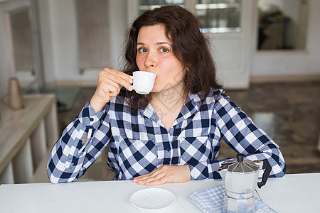 在厨房喝咖啡的年轻女青年咖啡早餐芳香咖啡店杯子味道饮料学生金发女郎女孩图片