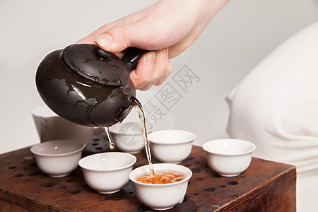 中国的茶叶仪式由师傅亲自主持和服成人专注古董茶壶传统竹子服务地面女士图片