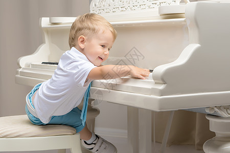 弹钢琴的小男孩儿童学习乐趣瞳孔钢琴家童年水平床单音乐家键盘图片