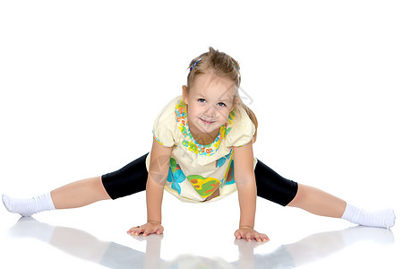 小女孩做麻绳运动员训练快乐演员楼梯运动缠绕闲暇灵活性杂技图片