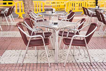 咖啡厅 咖啡店 小酒馆和餐厅概念  户外街边咖啡桌可供服务座位植物环境家具房子气氛椅子桌子场景黑板图片