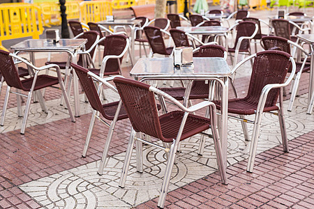 咖啡厅 咖啡店 小酒馆和餐厅概念  户外街边咖啡桌可供服务场景环境街道家具柳条桌子宴会气氛阳光旅行图片