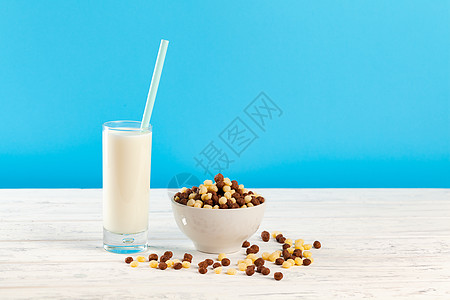 早餐谷类蛋白和蓝底杯装牛奶;图片