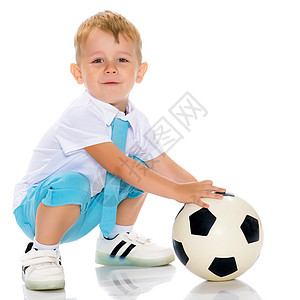 小男孩在玩足球球呢运动员运动草地比赛行动男生青年踢球者玩家竞赛图片