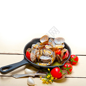 铁棍上的鲜蛤平底锅乡村壳类铁锅美食营养贝壳香菜蛤壳勺子图片