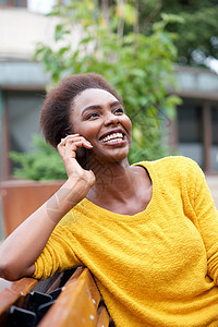 美丽的非洲年轻女性 在户外用手机聊天的美籍女子微笑幸福城市女士街道女孩快乐闲暇黑色成人图片
