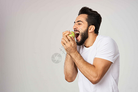 白T恤苹果健康 适当营养的长胡子男子水果沙拉胡椒食物盘子饮食微笑乐趣店铺玉米图片