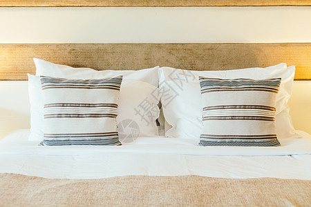 在室内卧室的床上装饰上枕头木头床头奢华白色房间寝具毯子家具酒店图片