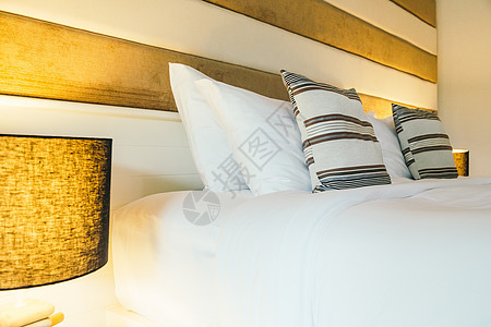 在室内卧室的床上装饰上枕头酒店奢华家具木头寝具毯子房间白色床头图片