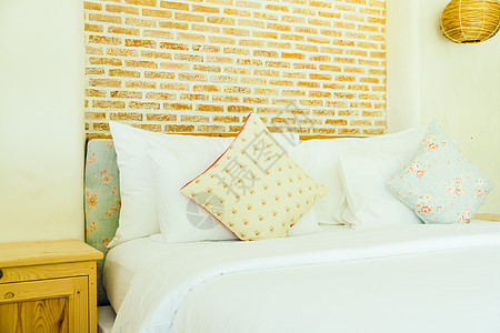 在室内卧室的床上装饰上枕头房子风格房间奢华白色家具图片