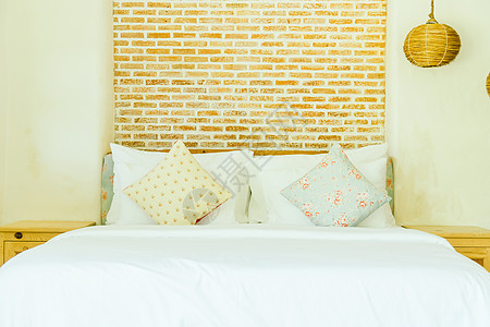 在室内卧室的床上装饰上枕头风格房间家具白色奢华房子图片