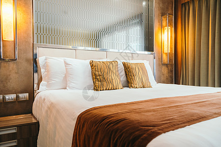枕头在床上奢华窗户白色装饰建筑学家具蓝色房间房子卧室图片