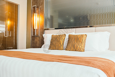 枕头在床上卧室建筑学蓝色家具酒店奢华房子白色装饰窗户背景图片