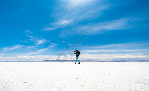 在阳光下萨拉德乌尼的旅游者旅游旅行自由蓝色天空照片孤独荒野地平线相机图片