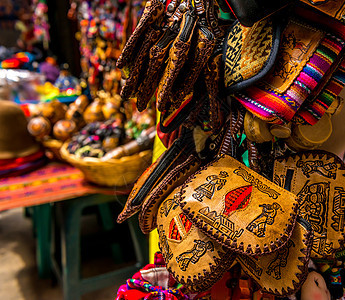 玻利维亚纪念品店的不同皮革和织布手袋 在玻利维亚图片
