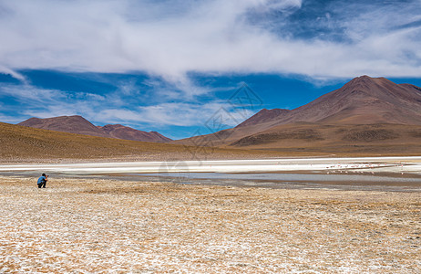 玻利维亚高山环礁湖的阳光景色图片