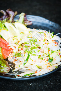 刺性鱿鱼沙拉白色柠檬乌贼绿色沙拉美食海鲜营养辣椒盘子图片