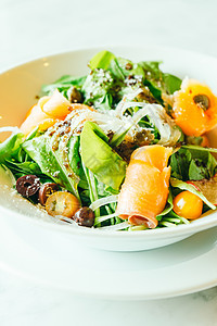 烟熏鲑鱼沙拉水煮熏制绿色用餐饮食白色美食食物蔬菜午餐图片