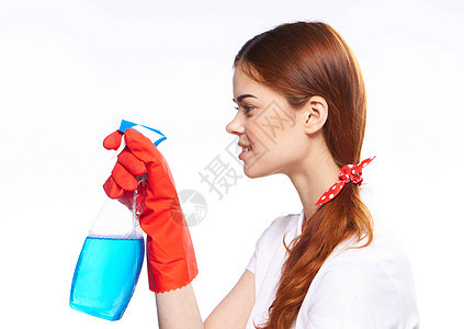 在红色橡皮手套清洁剂洗衣窗中开心的女士幸福成人工作室女佣打扫家务清洁工微笑女性头发图片