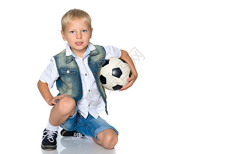小男孩在玩足球球呢运动员团队运动体育场闲暇竞技男生玩家草地幸福图片