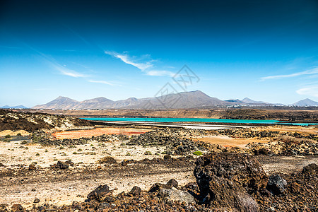 火山湖和蓝天空的多彩多彩风景图片