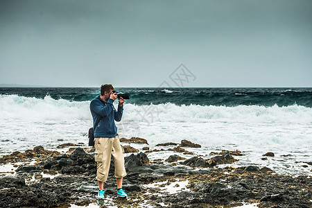 男人在兰萨罗特海岸拍照图片
