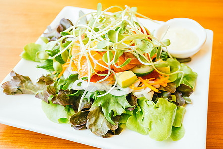 烟熏鲑鱼肉沙拉熏制蔬菜叶子食物盘子用餐美食柠檬洋葱午餐图片