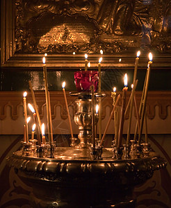 教堂中的蜡烛黄色宗教烧伤信仰精神教会火焰烛台图片