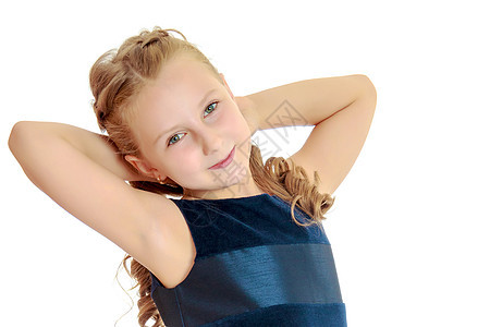 一个小女孩的近身肖像女儿发型裙子公园孩子头发乐趣女性微笑衣服图片