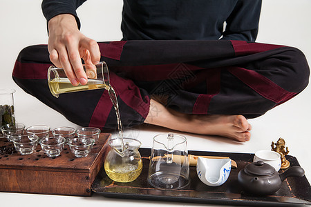 中国的茶叶仪式由师傅亲自主持男人茶壶陶瓷房间成人竹子专注传统服务文化图片