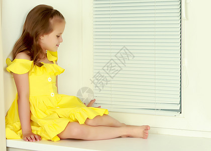 一个小女孩坐在窗户边 和Jalousie坐在一起办公室乐趣房间头发女孩童年喜悦幸福棕色孩子图片
